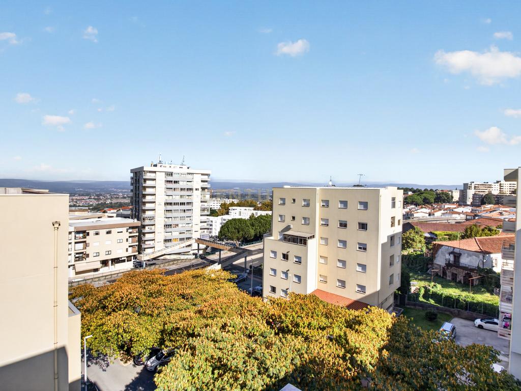 T3 REMODELADO EM SÃO VICENTE | 142 M² | ELEVADOR | GARAGEM | VARANDA COM VISTA SOBRE BRAGA - Image 1