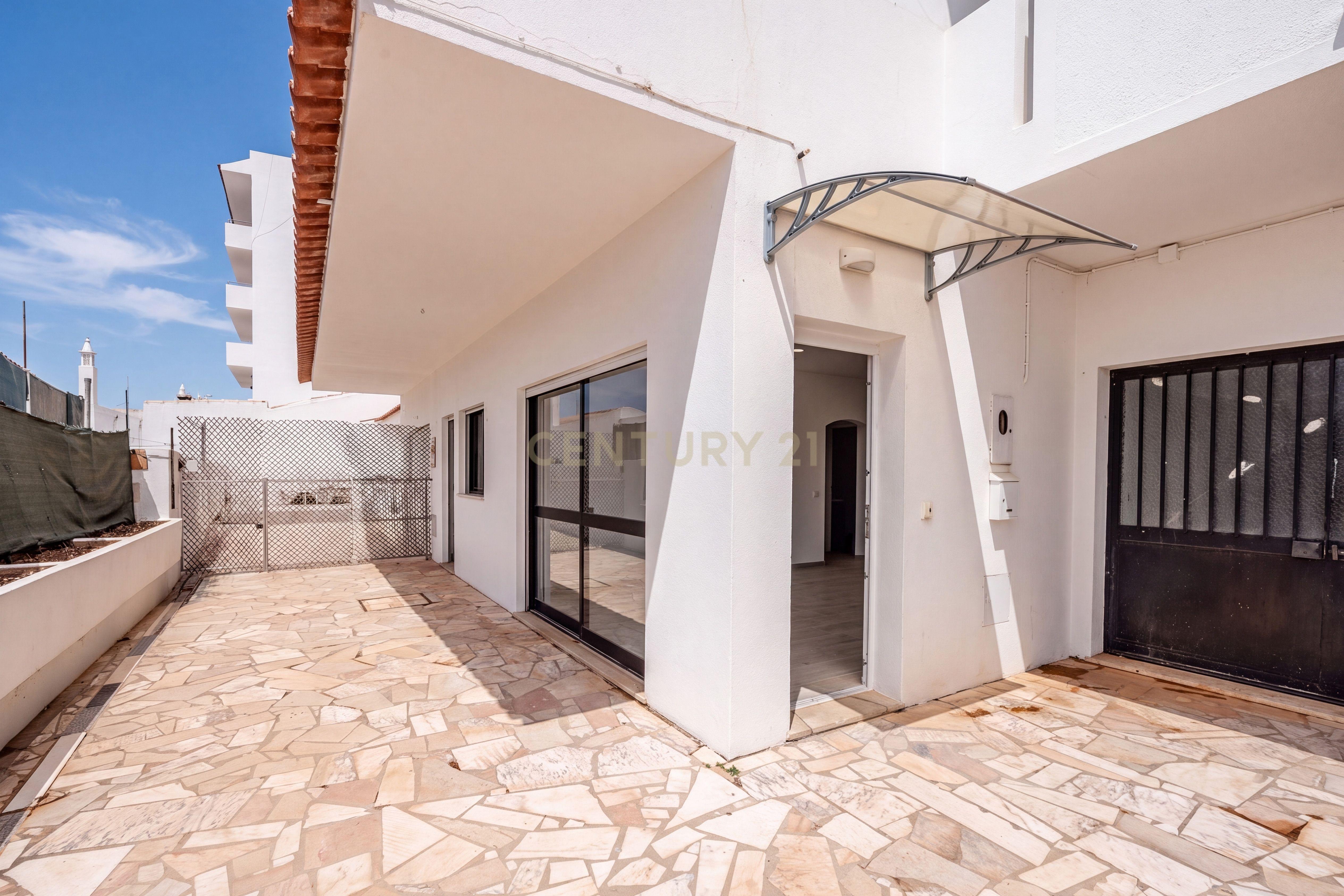 Fotografia 6 de T0+1 Renovado com Armazém de 105 m² e Logradouro Privado em Albufeira