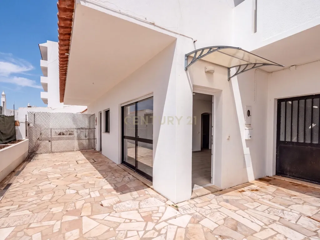 T0+1 Renovado com Armazém de 105 m² e Logradouro Privado em Albufeira - Image 6