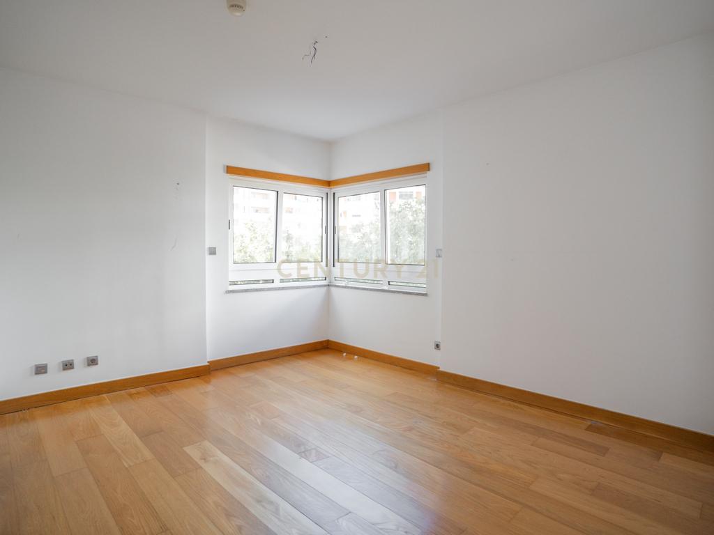 Apartamento T4 Premium com Terraço na Avenida da Independência - Image 33