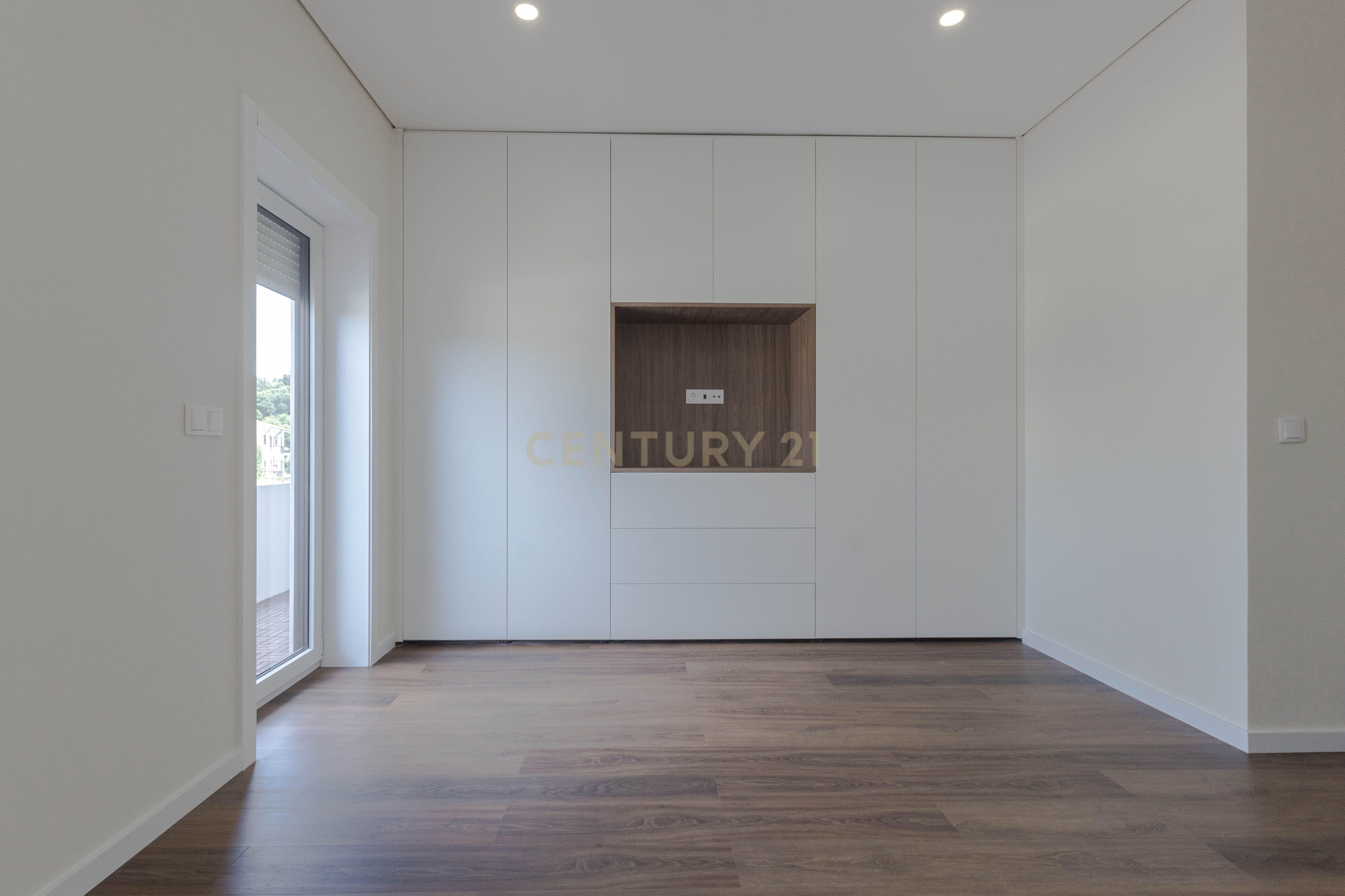 Fotografia 7 de Apartamento T2 Novo com 2 Suítes, Varanda e Lugar Duplo de Garagem