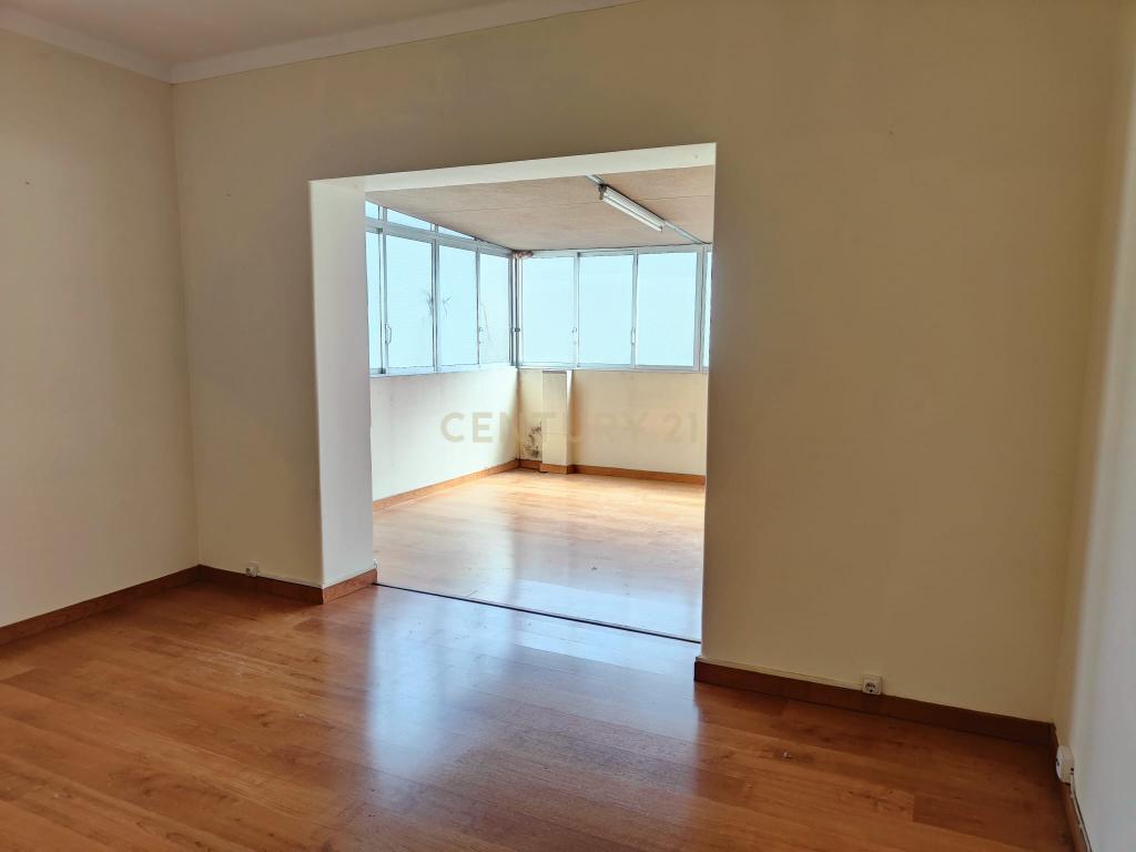 Prédio Bi-Familiar T2 e 2 Anexos Tipologia T1 Em Zona Residencial Tranquila Na Póvoa de Santo Adrião  - Image 39