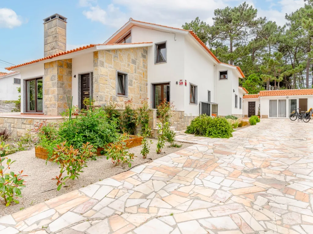 Viver com Elegância entre o Litoral e a Cidade – Uma Casa Sustentável em Colares, Portugal - Image 1