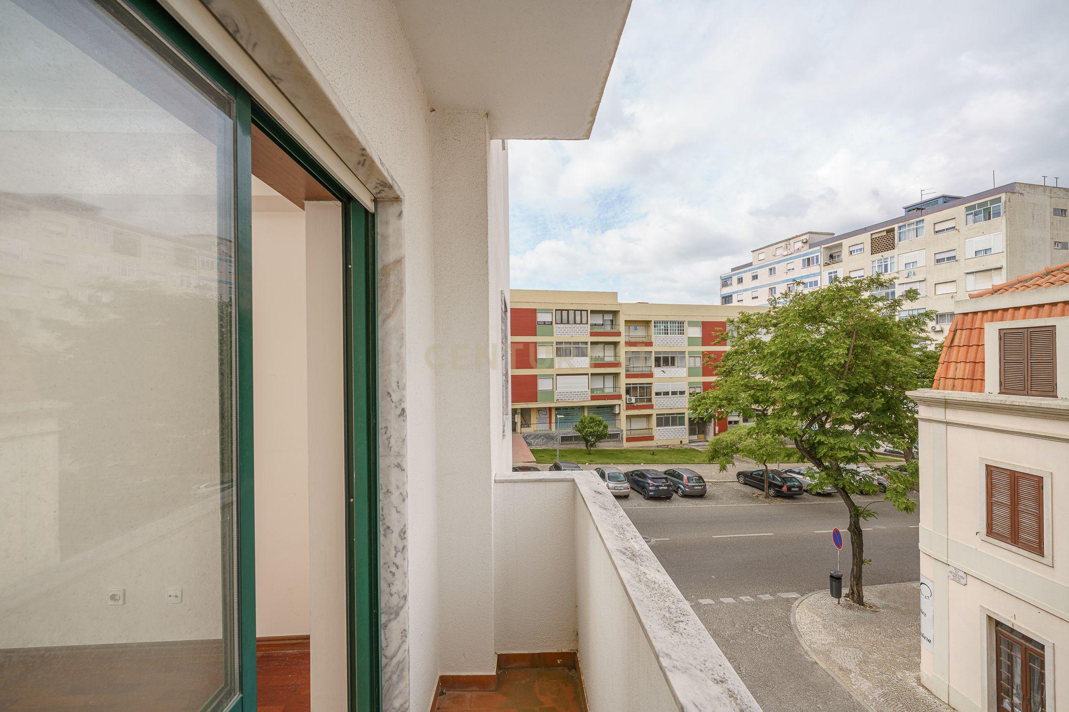 Apartamento T2 com Parqueamento, Varandas e Lareira - Perto do Centro da Cidade - Image 18