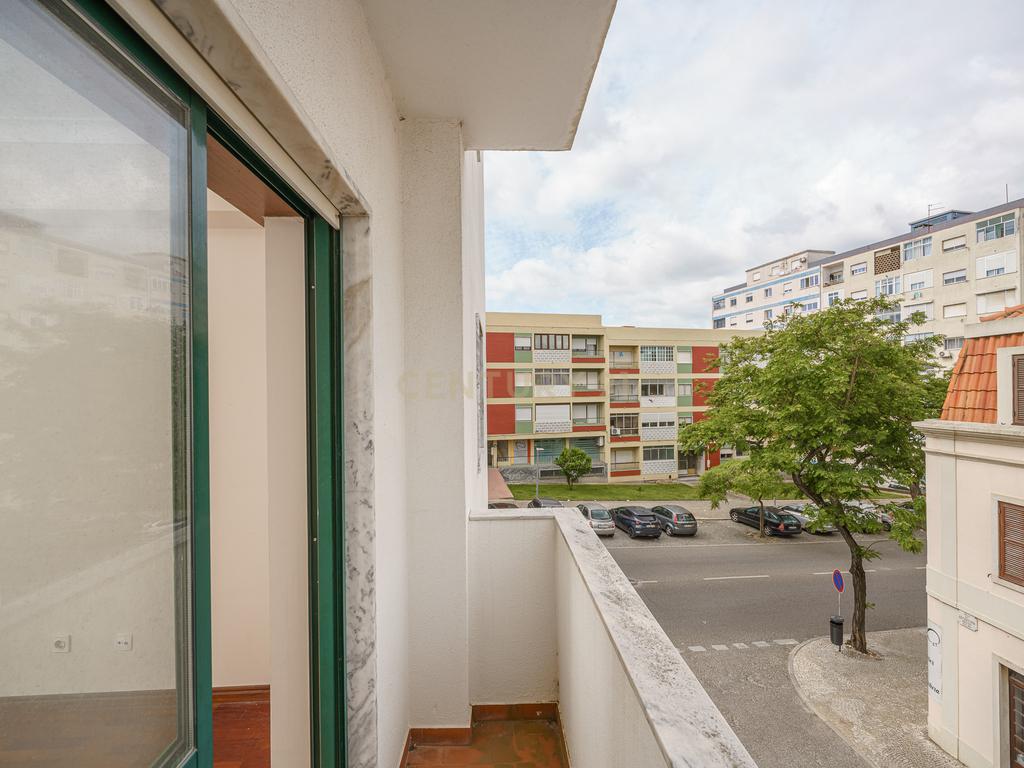Apartamento T2 com Parqueamento, Varandas e Lareira - Perto do Centro da Cidade - Image 18