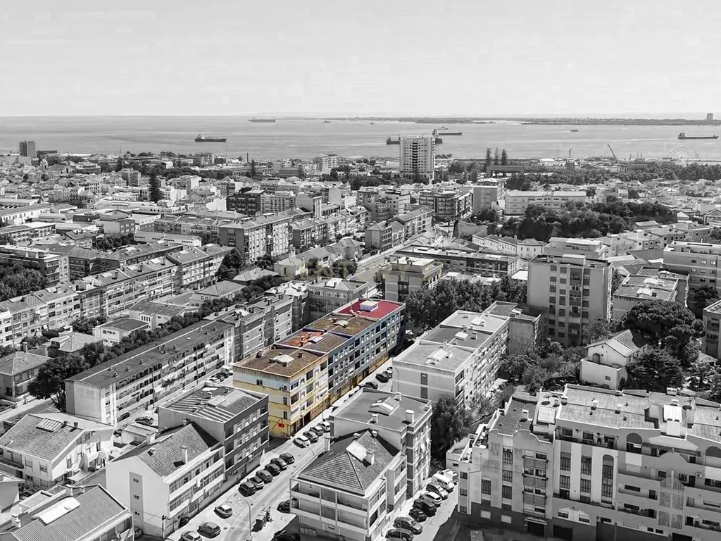 Apartamento Renovado com Vista Mar em Setúbal - Image 31