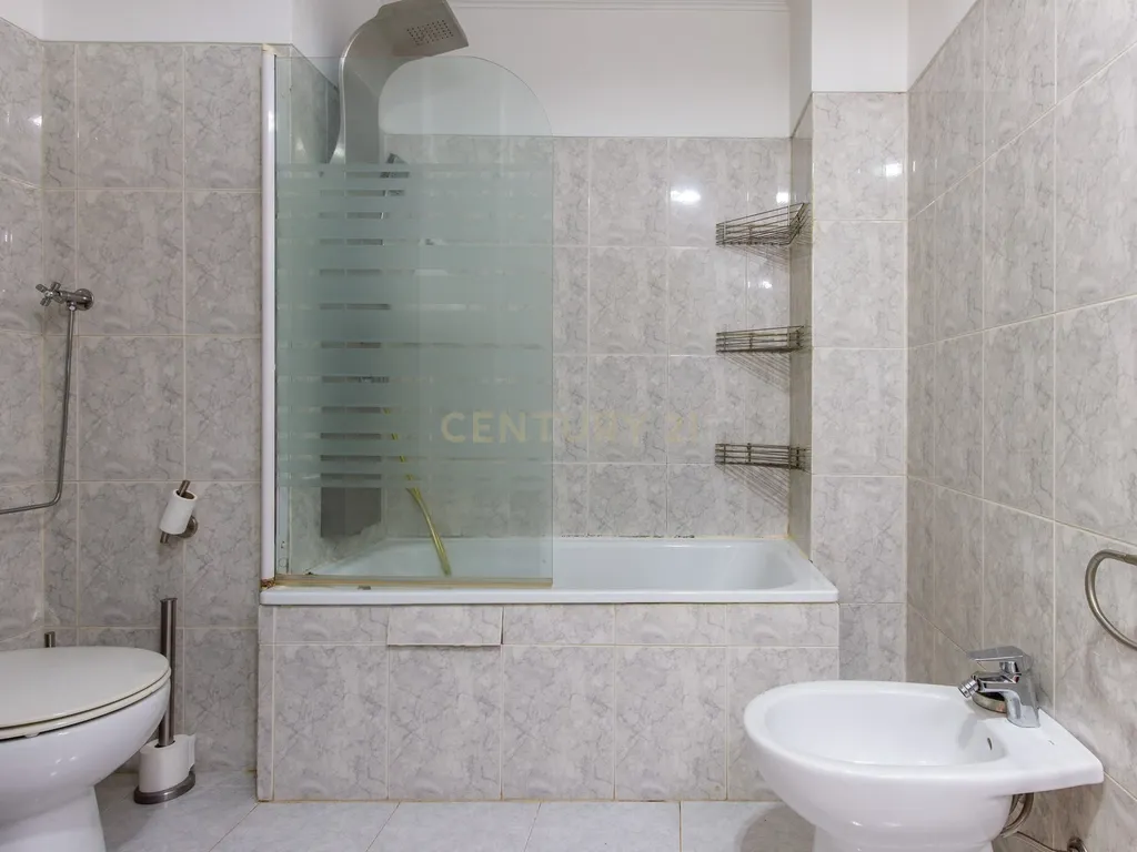 Apartamento T3 Duplex com Vista Desafogada no Monte da Caparica - Image 19