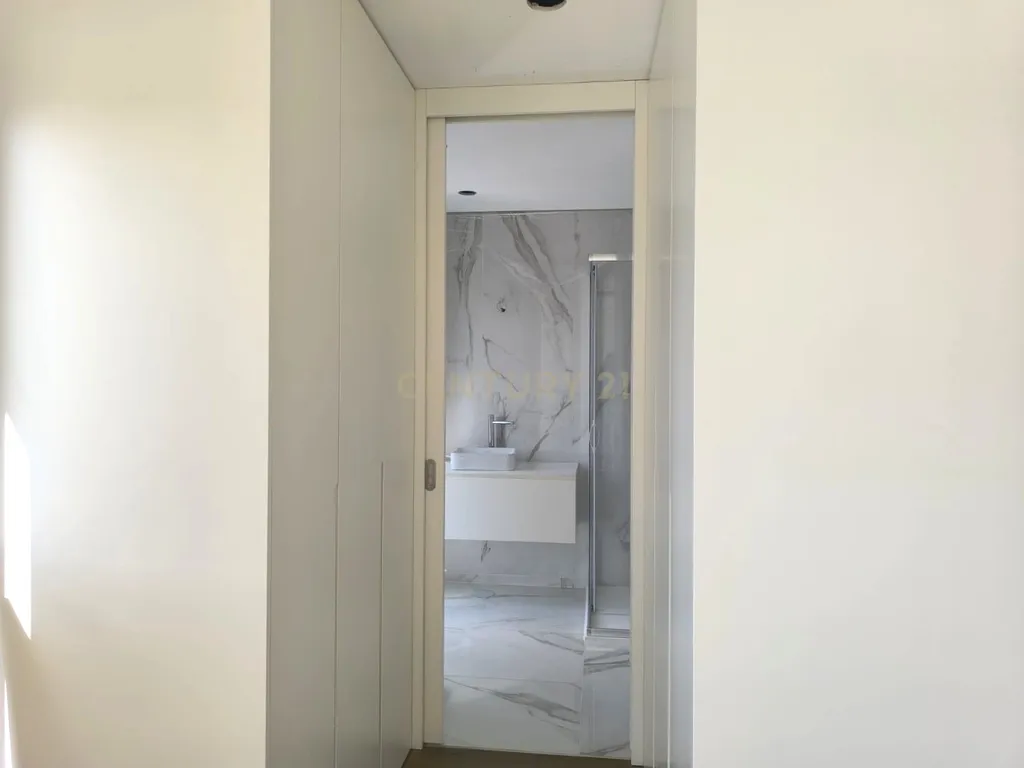 MORADIA CONTEMPORÂNEA T3+1 COM PISCINA NA CHARNECA DA CAPARICA – A 5 MINUTOS DA PRAIA! - Image 16