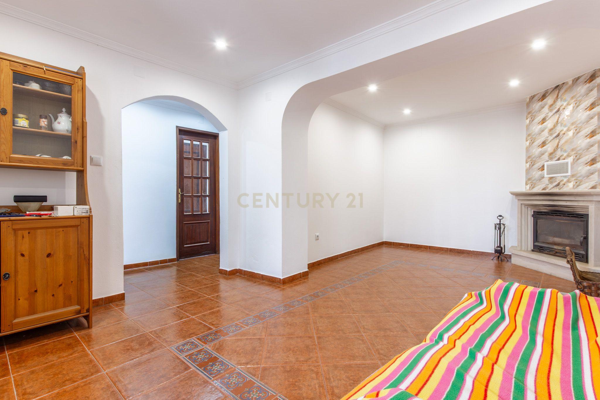 Fotografia 10 de MORADIA BIFAMILIAR T2 + T2 COM GARAGEM E AMPLO ESPAÇO EXTERIOR.