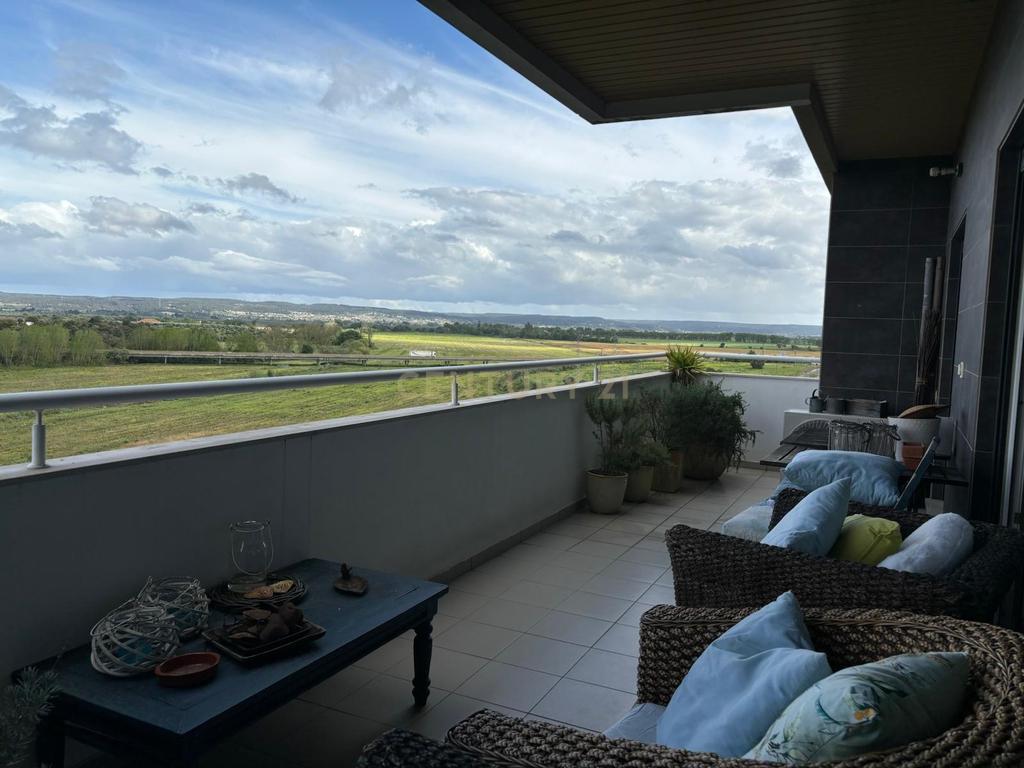 Edifício Moderno no Entroncamento com Vista Panorâmica e Luxo - Image 23