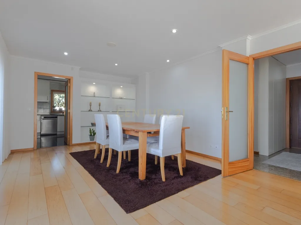 Moradia T3 de Excelência na Maia| 398 m² | 3 Suítes | Garagem para várias Viaturas - Image 8