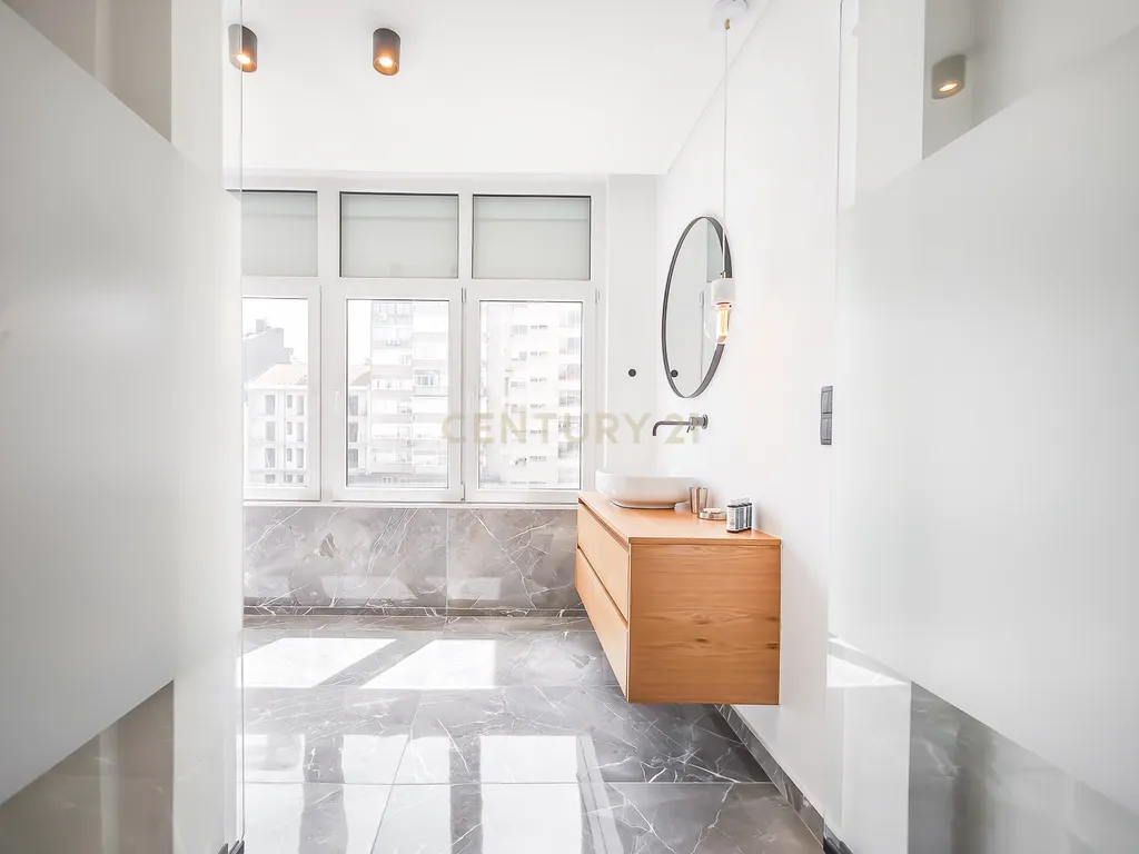 Apartamento T3 de Luxo na Av. Elias Garcia — Totalmente Mobilado e Pronto a Habitar - Image 13