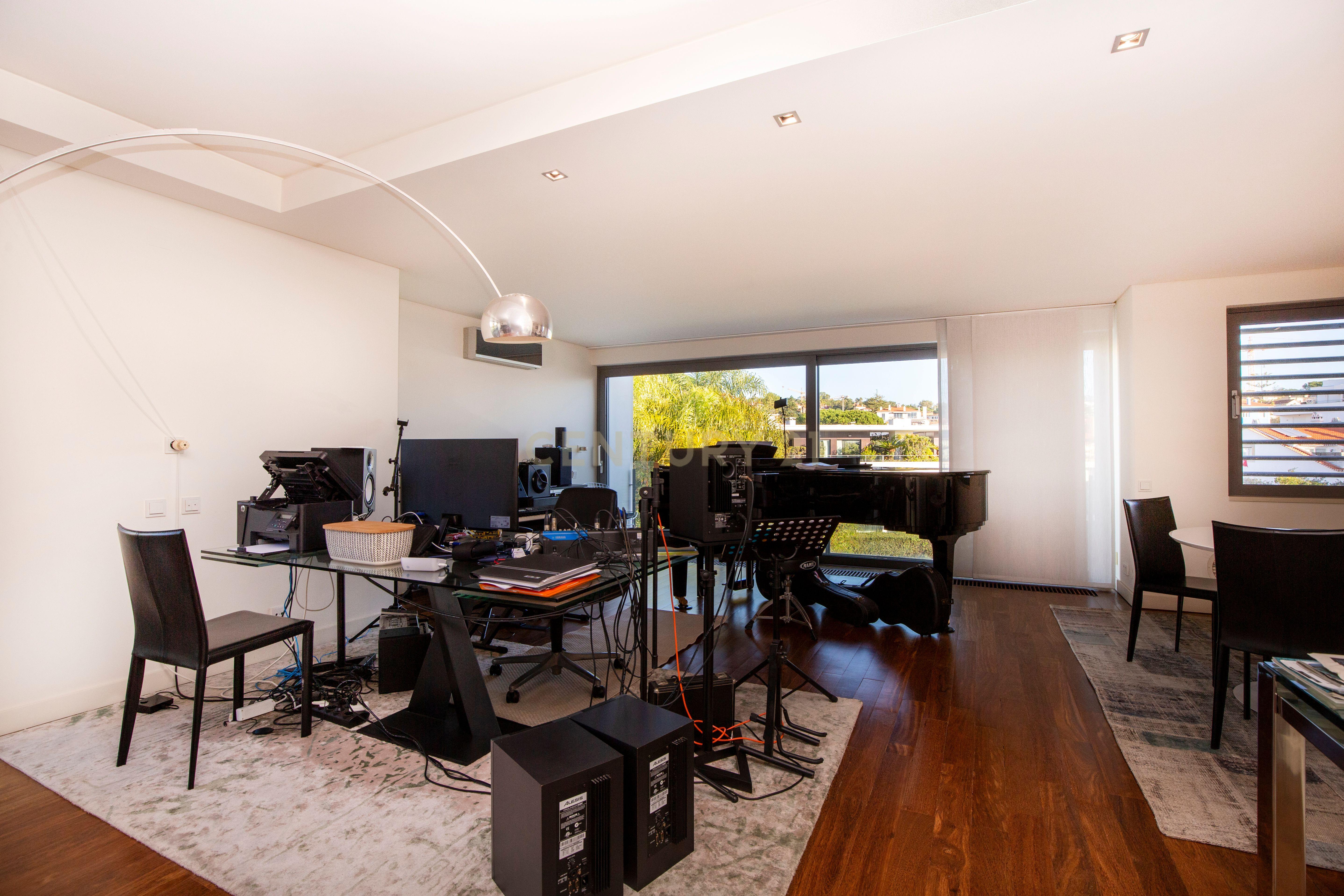 Apartamento T4 duplex em condomínio localizado no centro do Estoril - Image 11