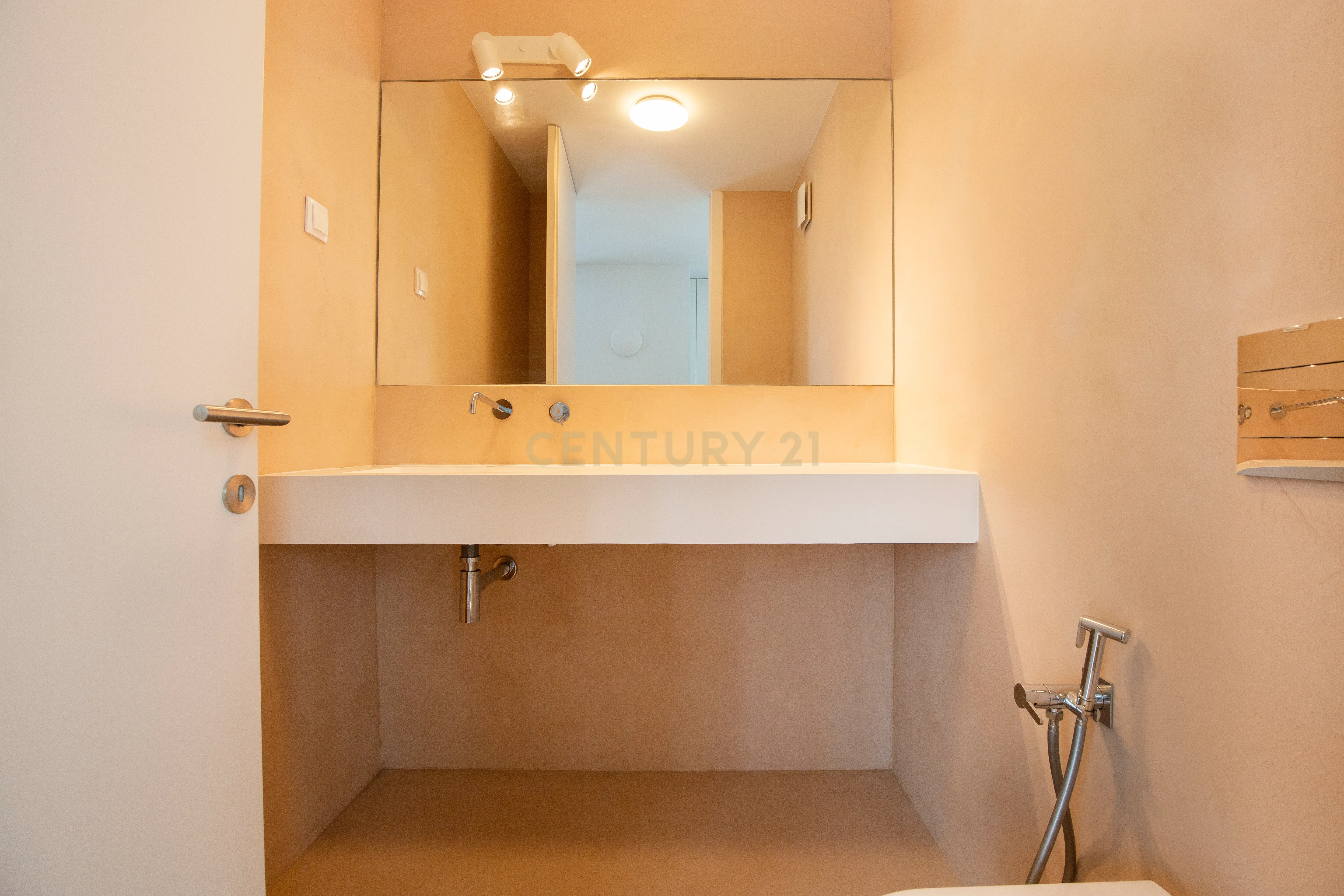 T2 Duplex de Luxo no CHIADO com Vista Rio e Licença de Alojamento Local - Image 13