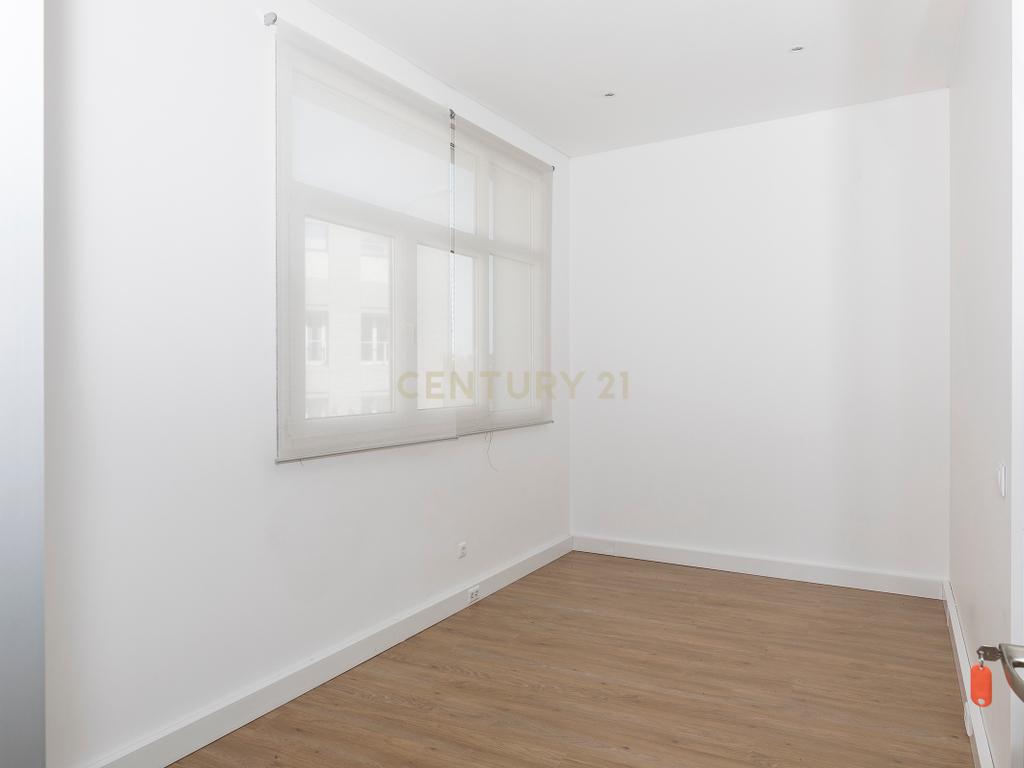 Espaço Comercial junto a Estação de Benfica. - Image 5