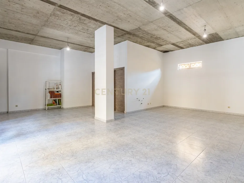 Loja/Espaço Comercial com Saída de Fumo Totalmente Remodelado em Apelação Loures - Image 12