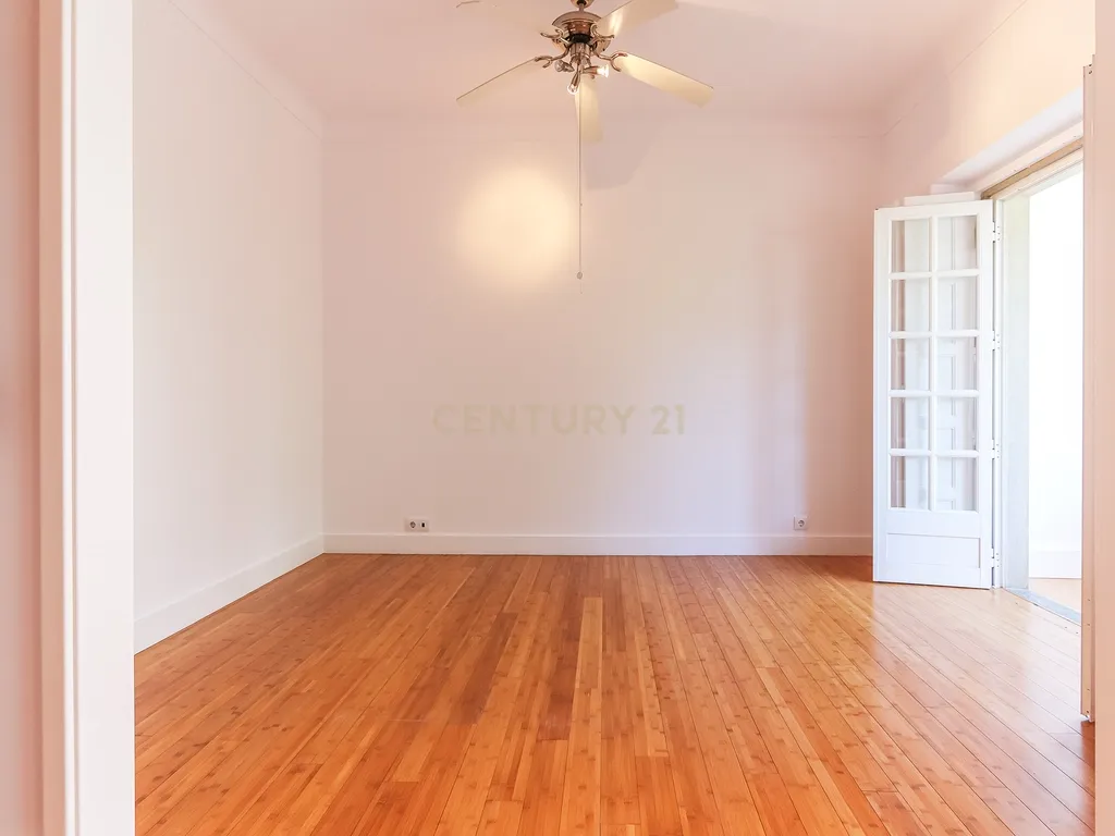 Apartamento T3 para arrendamento com varanda junto à Avenida de Roma | Prédio com "arte" - Image 14