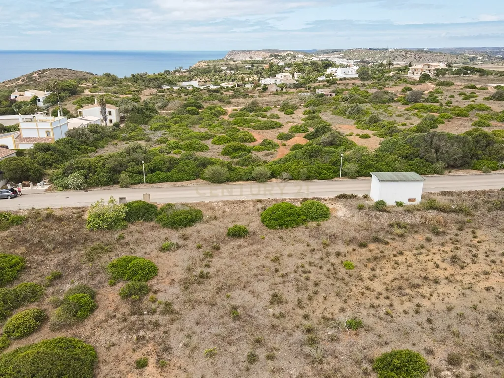 Lote exclusivo para construção de moradia isolada - Image 8