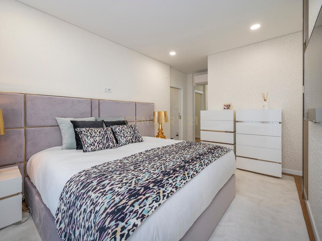Luxuosa Moradia T5 com Vista Panorâmica em Odivelas - Image 14