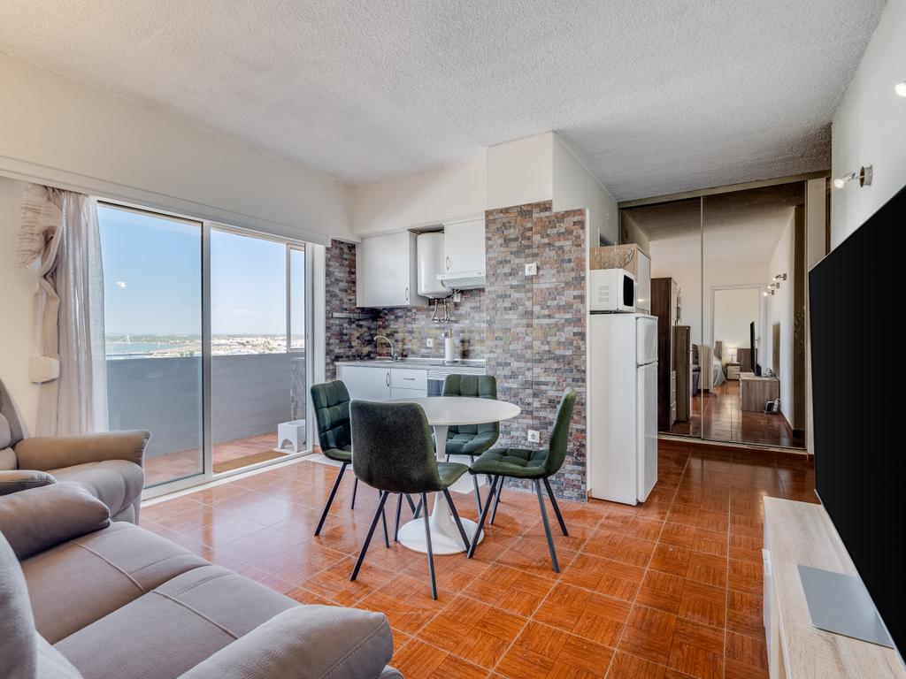T1 Remodelado com Vista Panorâmica sobre o Rio, Cidade e Serra | Portimão - Image 3