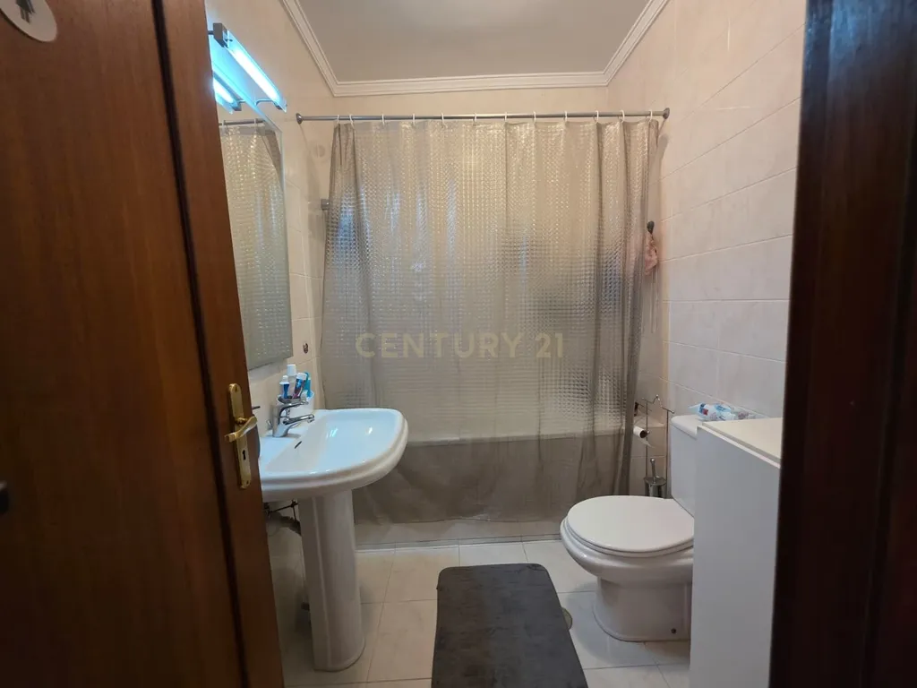 Apartamento T3 no Centro de Paredes – Espaço, Conforto e Localização Privilegiada - Image 22