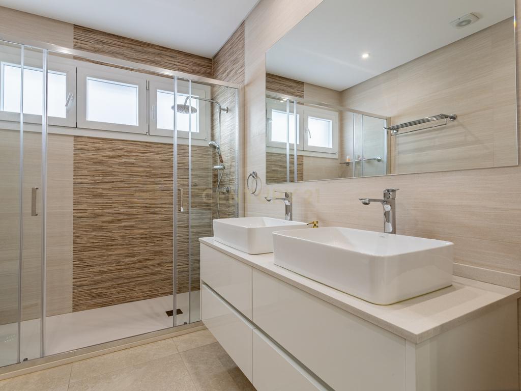 Luxuosa Moradia T5 em Odivelas com Vista Panorâmica - Image 16