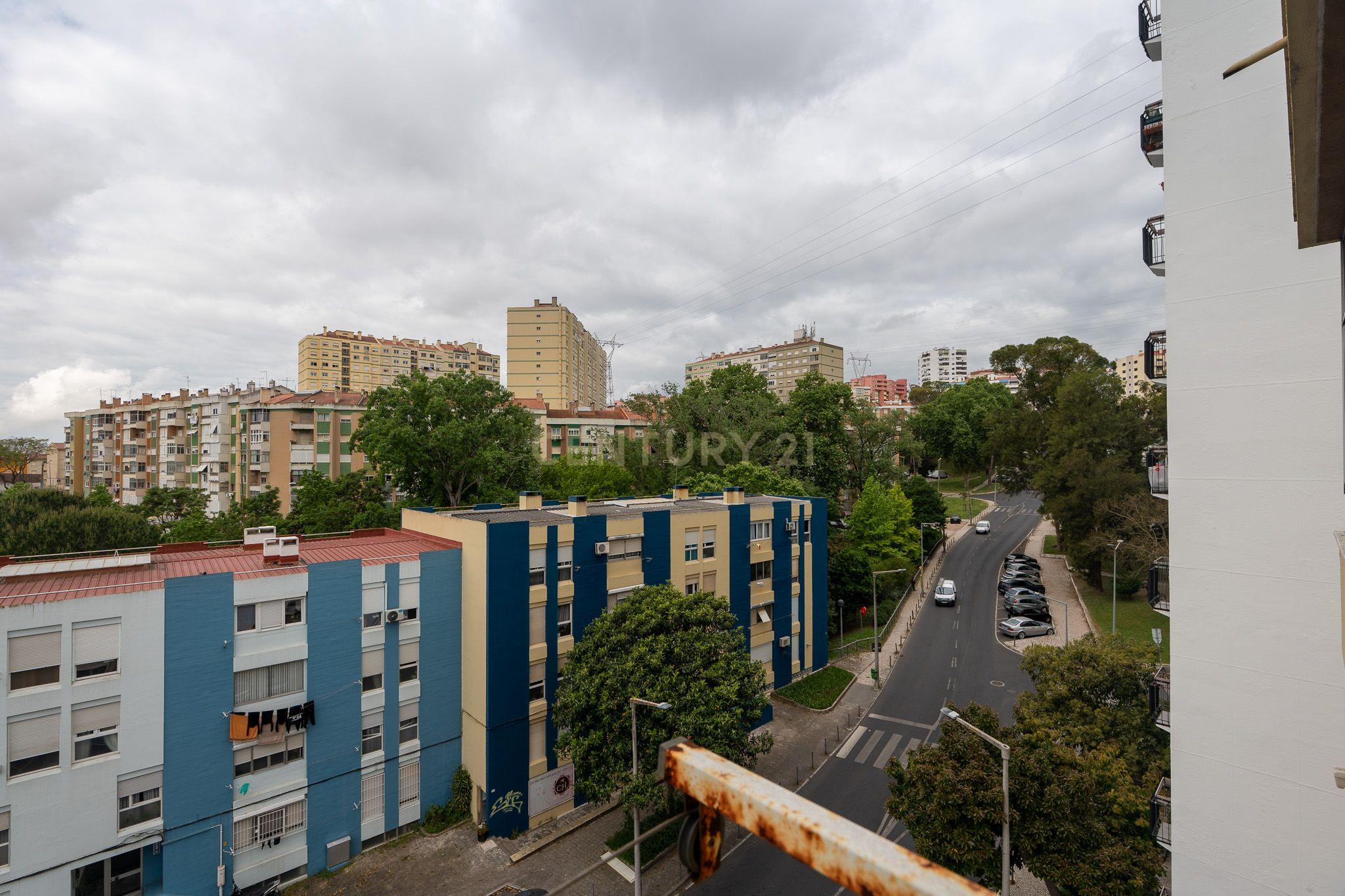 Fotografia 12 de T2 Renovado em Odivelas — Conforto, Luz Natural e Localização Privilegiada