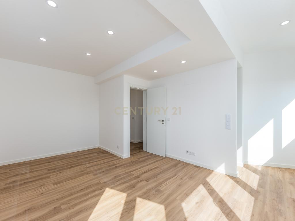 T2 Totalmente Remodelado com Terraço — Almada Centro. - Image 20