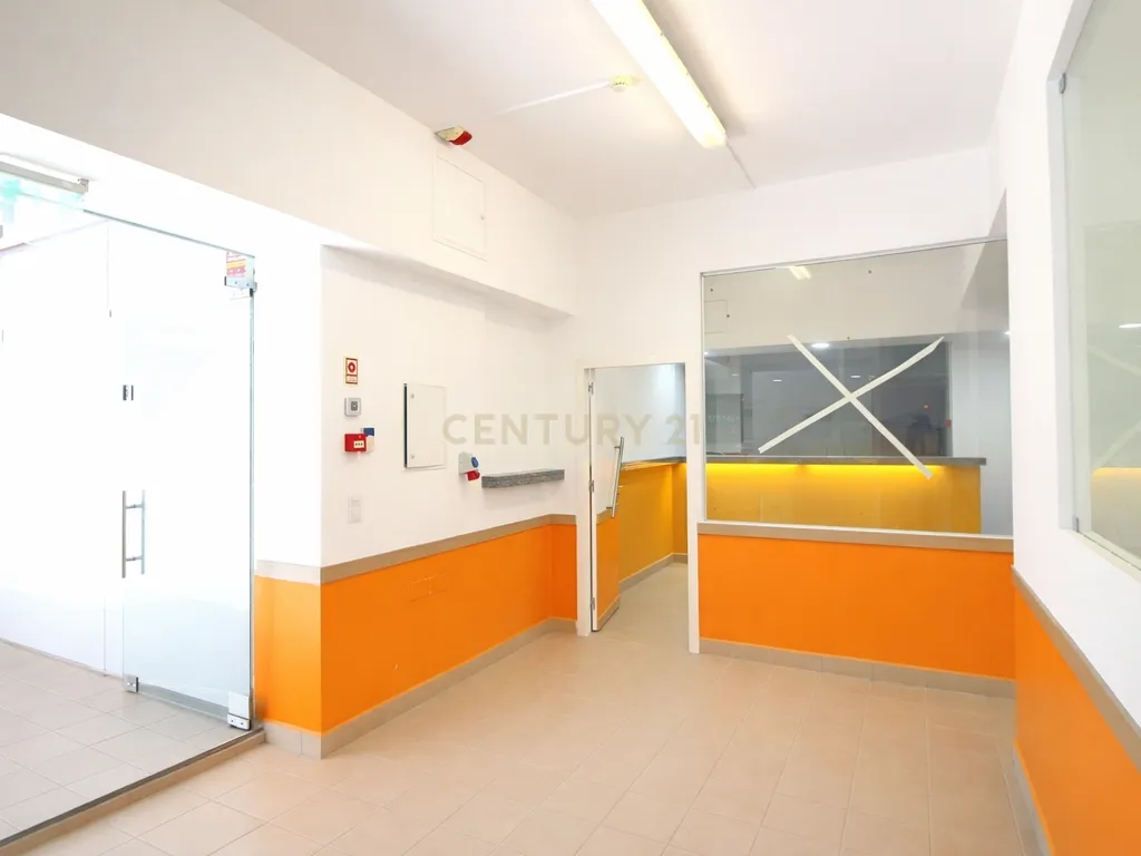 Escritório / Espaço Comercial para Arrendamento em São Martinho – Funchal - Image 12