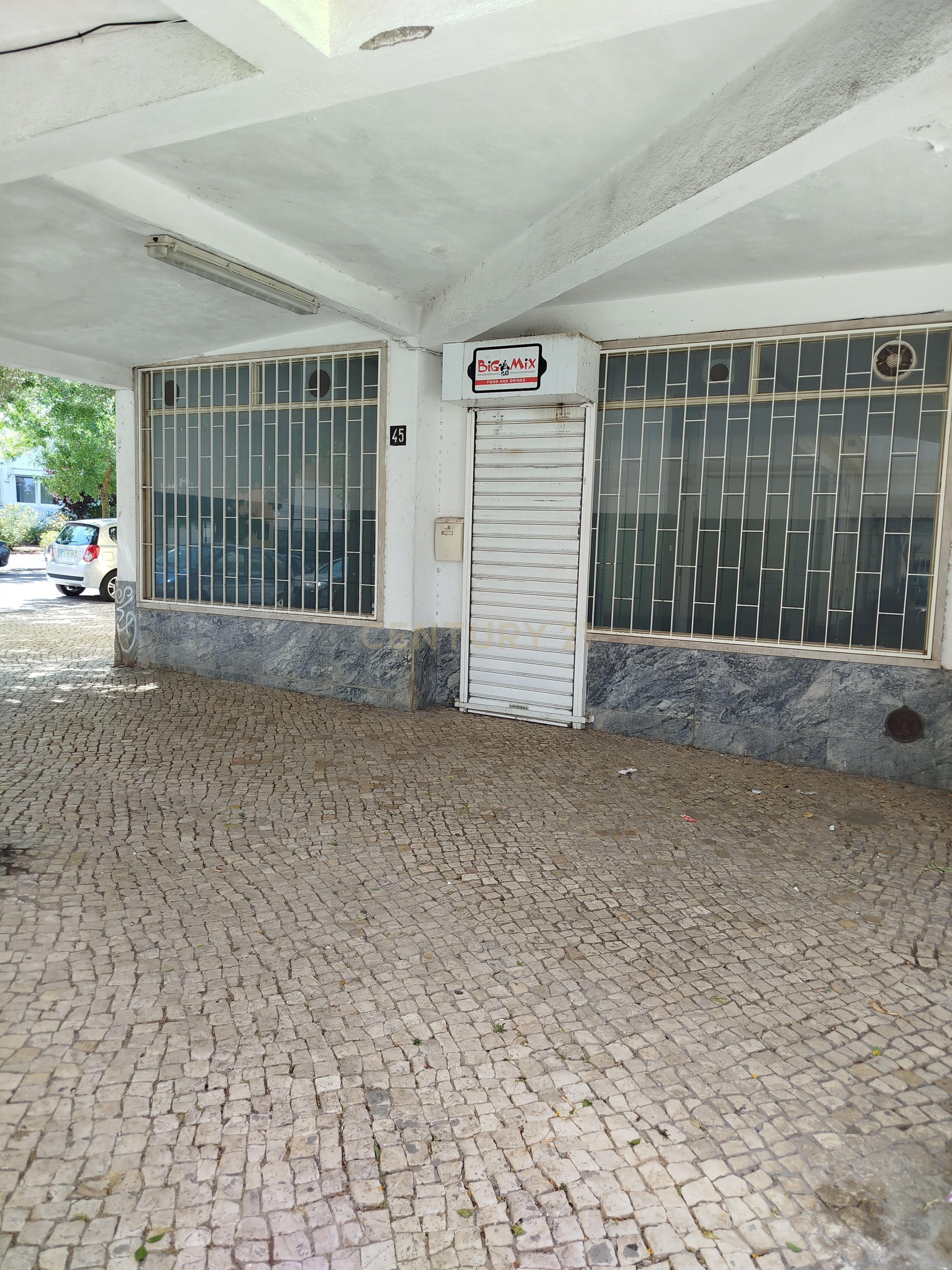 Loja com 25 m2 na Rebelva/Carcavelos