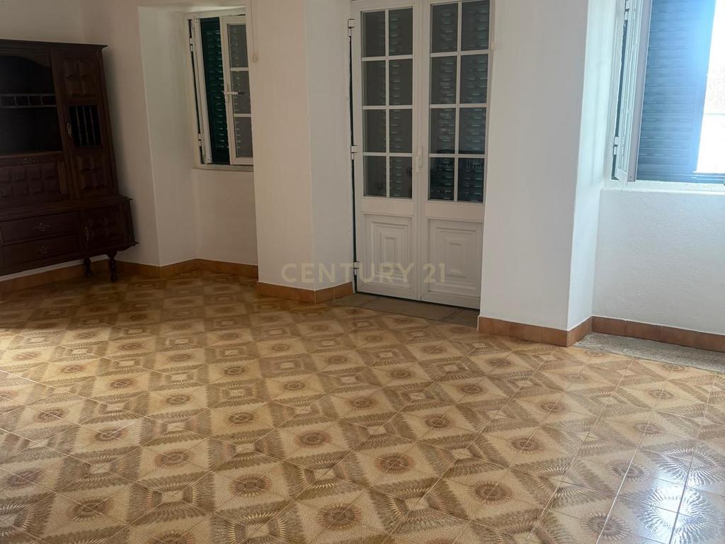 Excelente Oportunidade! Espaçosa Moradia T3 com Terraço em Mata, Castelo Branco - Image 10
