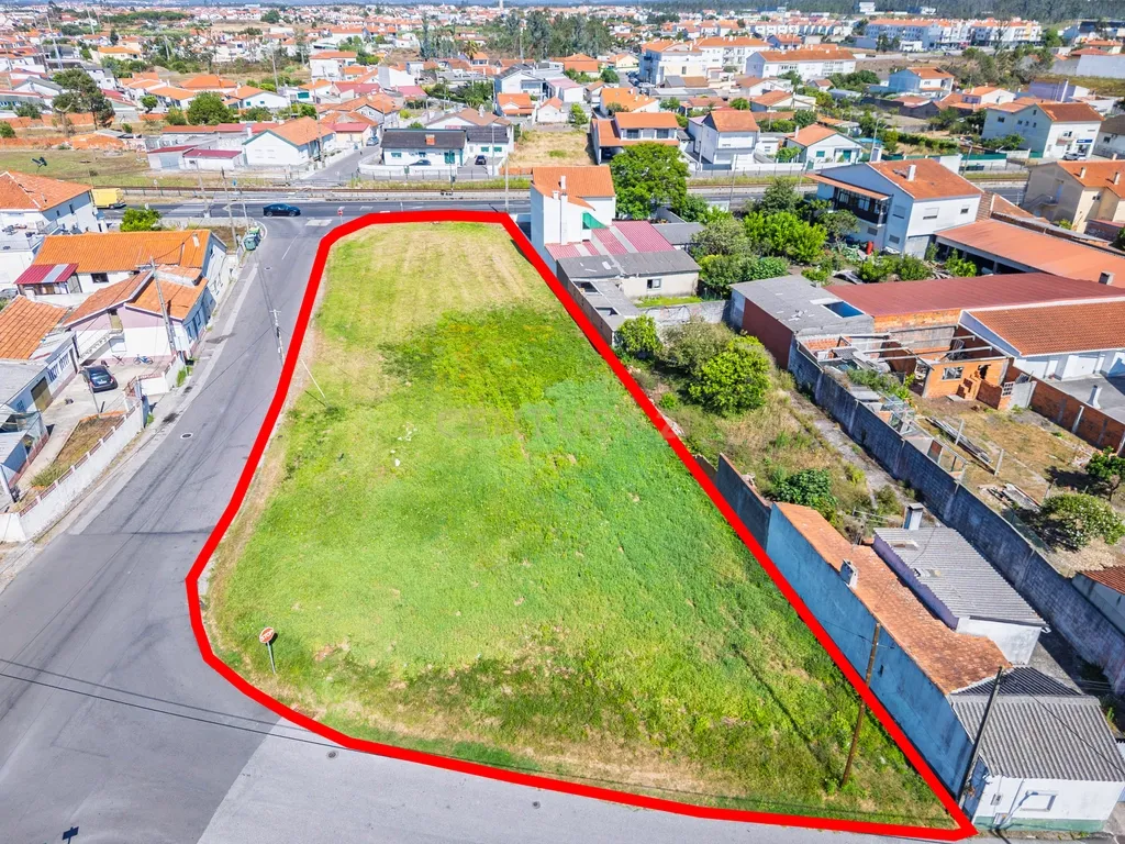 Terreno com 2.117 m² e elevado potencial construtivo. Antigo projeto aprovado para prédio de apartamentos e índice de construção 1. Uma excelente oportunidade para promotores imobiliários. - Image 1