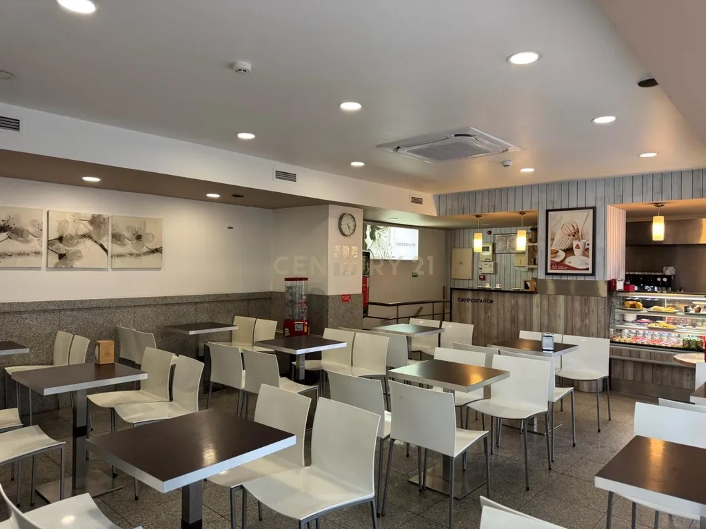 Café/Restaurante com 2 Armazéns e Loja Independente na Av. da República, Gaia - Image 9