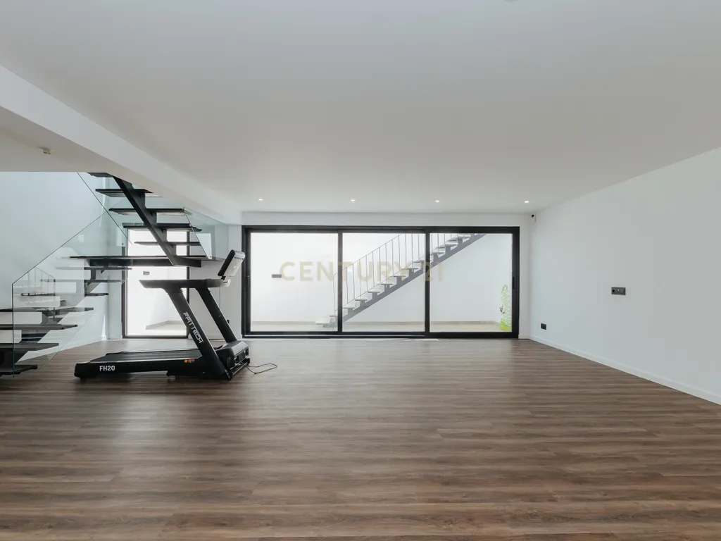Moradia T4 com piscina e 3 suites | A escolha inteligente para viver com mais espaço a minutos de Lisboa - Image 40