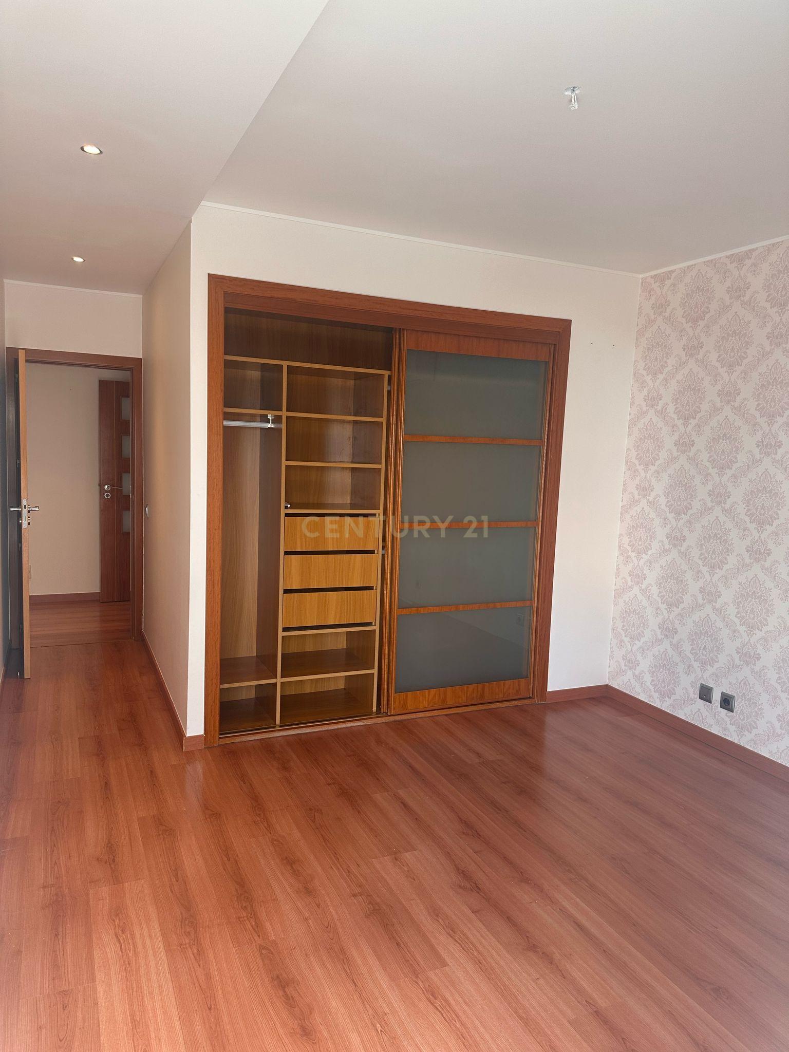 Apartamento T3 em Vialonga, com Garagem e Elevador - Image 18