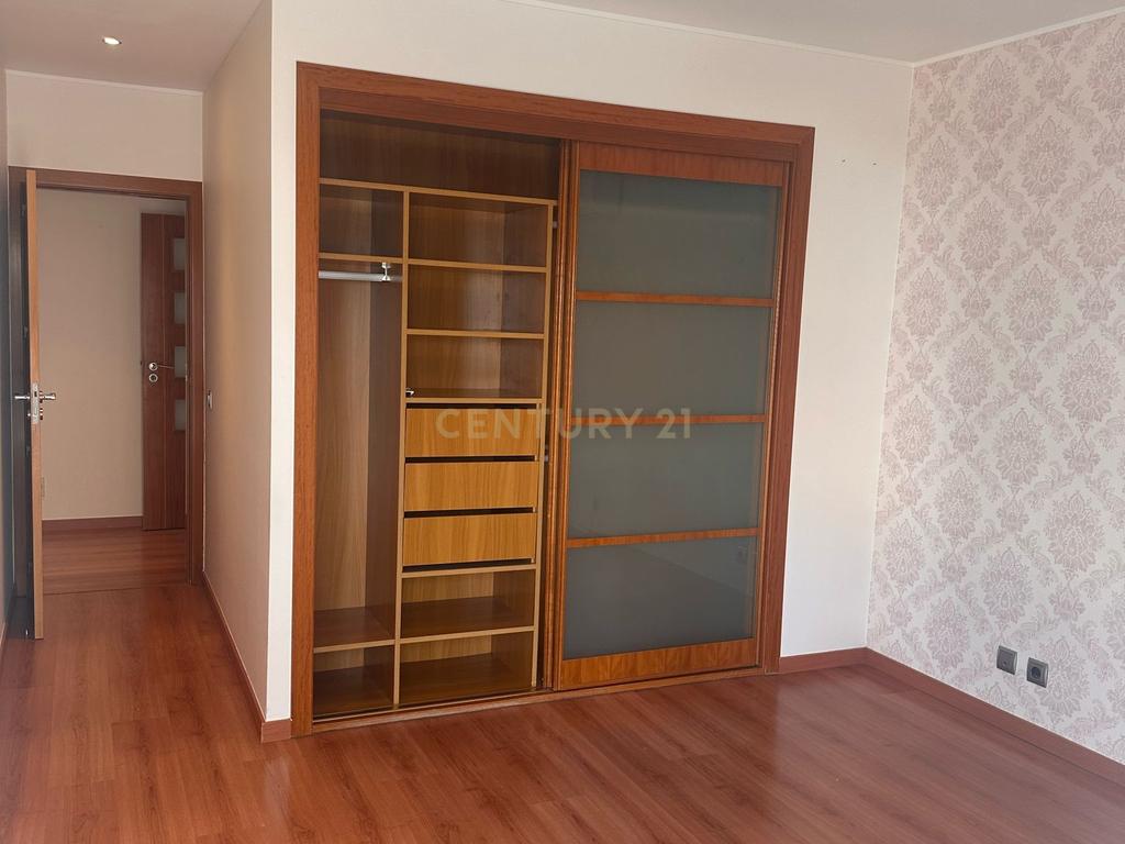 Apartamento T3 em Vialonga, com Garagem e Elevador - Image 18
