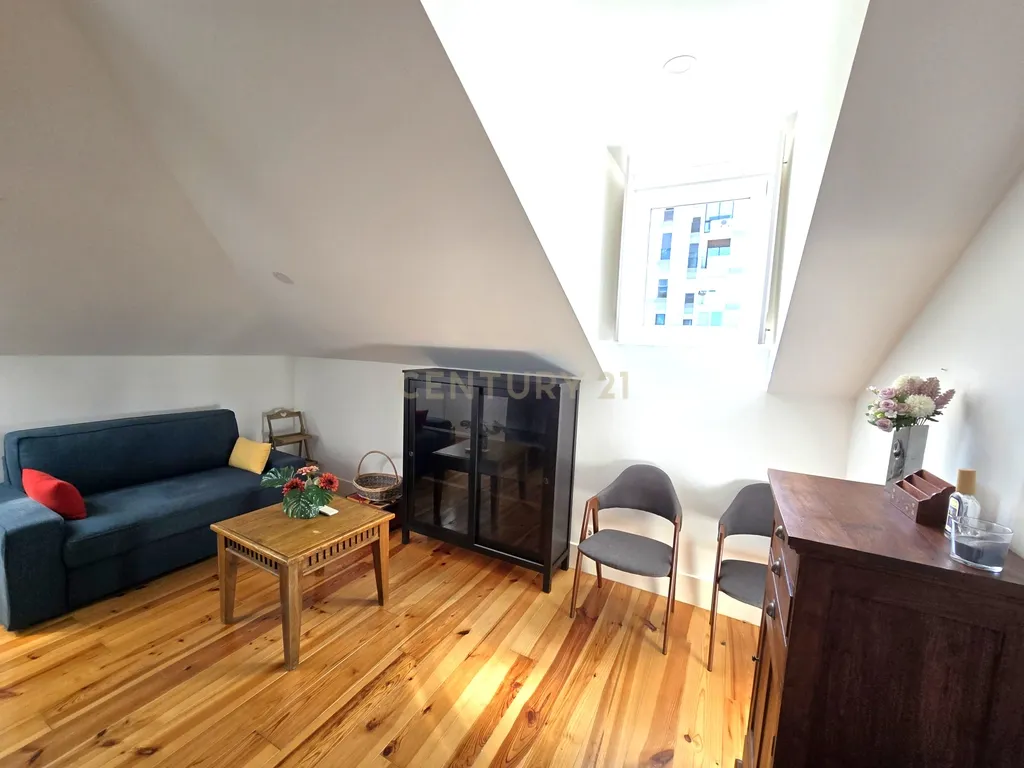Apartamento T2 duplex mobilado para arrendamento em Almada - Image 7