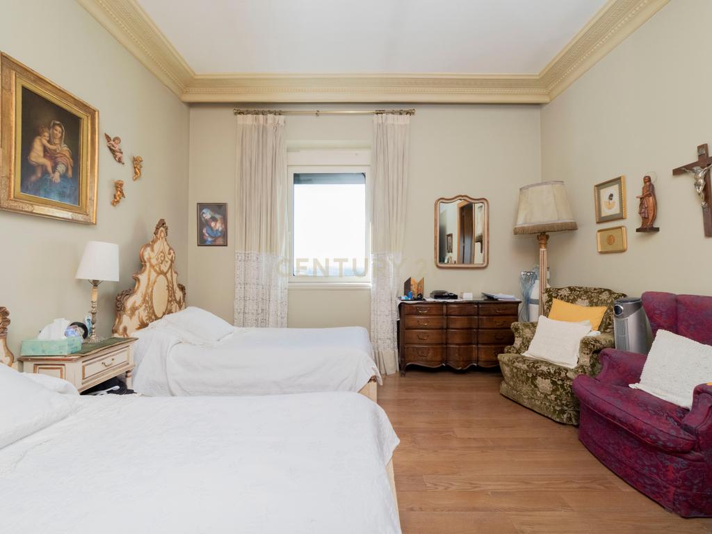 Luxuoso Apartamento T5 com Vista Panorâmica em Madrid - Image 9
