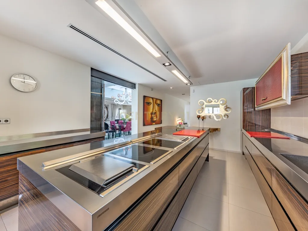 Villa de Design em Segunda Linha de Mar em Sitges com Mobiliário de Marcas de Luxo - Image 19