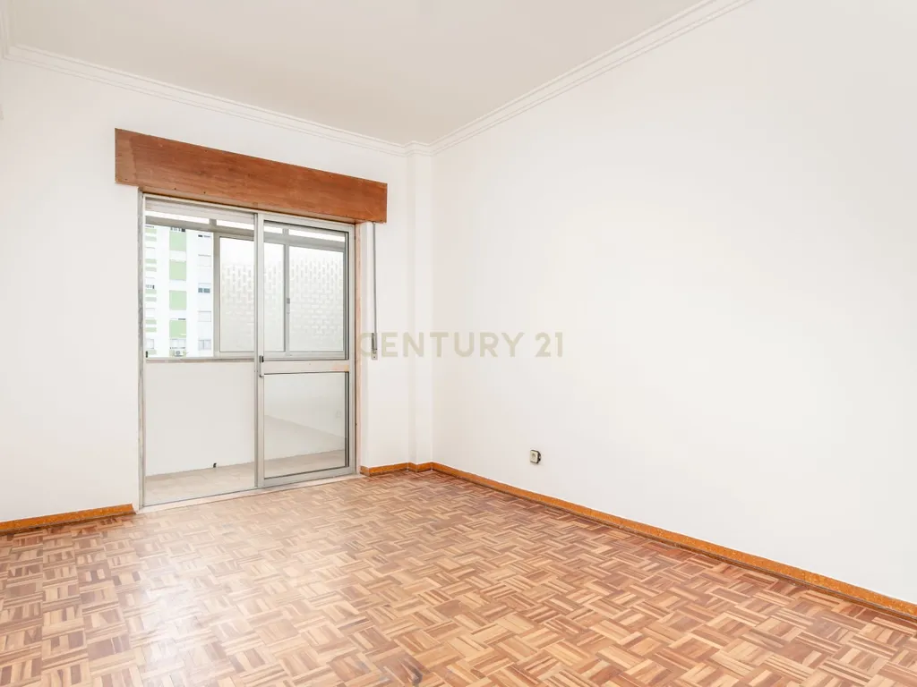 Apartamento T2 em Corroios, Seixal - Oportunidade Única! - Image 10