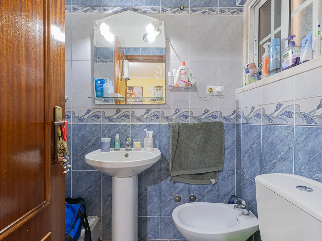 Moradia T4 com 3 Pisos + Sótão e Garagem — Famões - Image 56