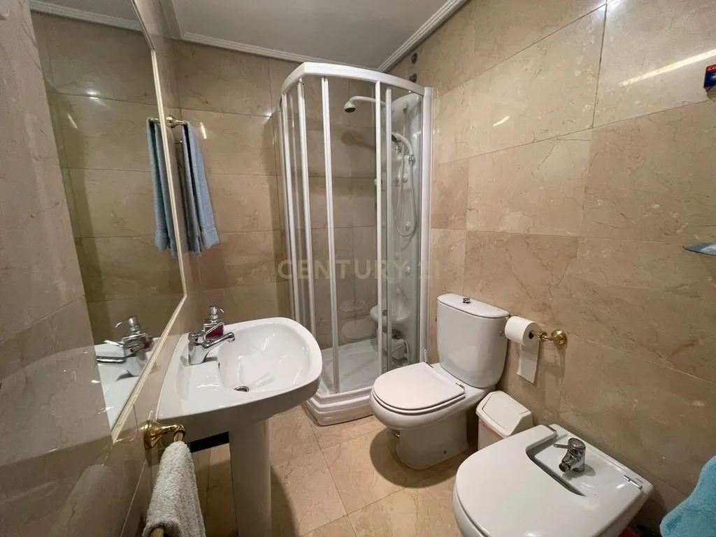 Luxuosa Moradia Renovada em Madrid com Vista para a Cidade - Image 26