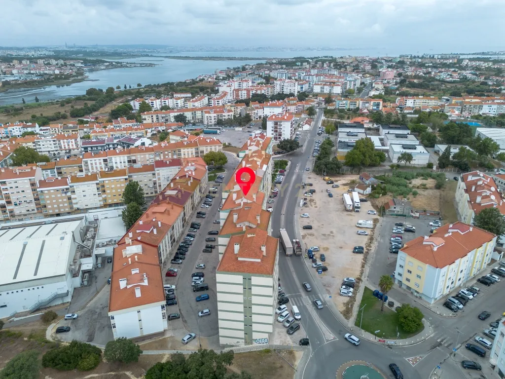 Apartamento T2 Remodelado na Torre da Marinha - Image 36