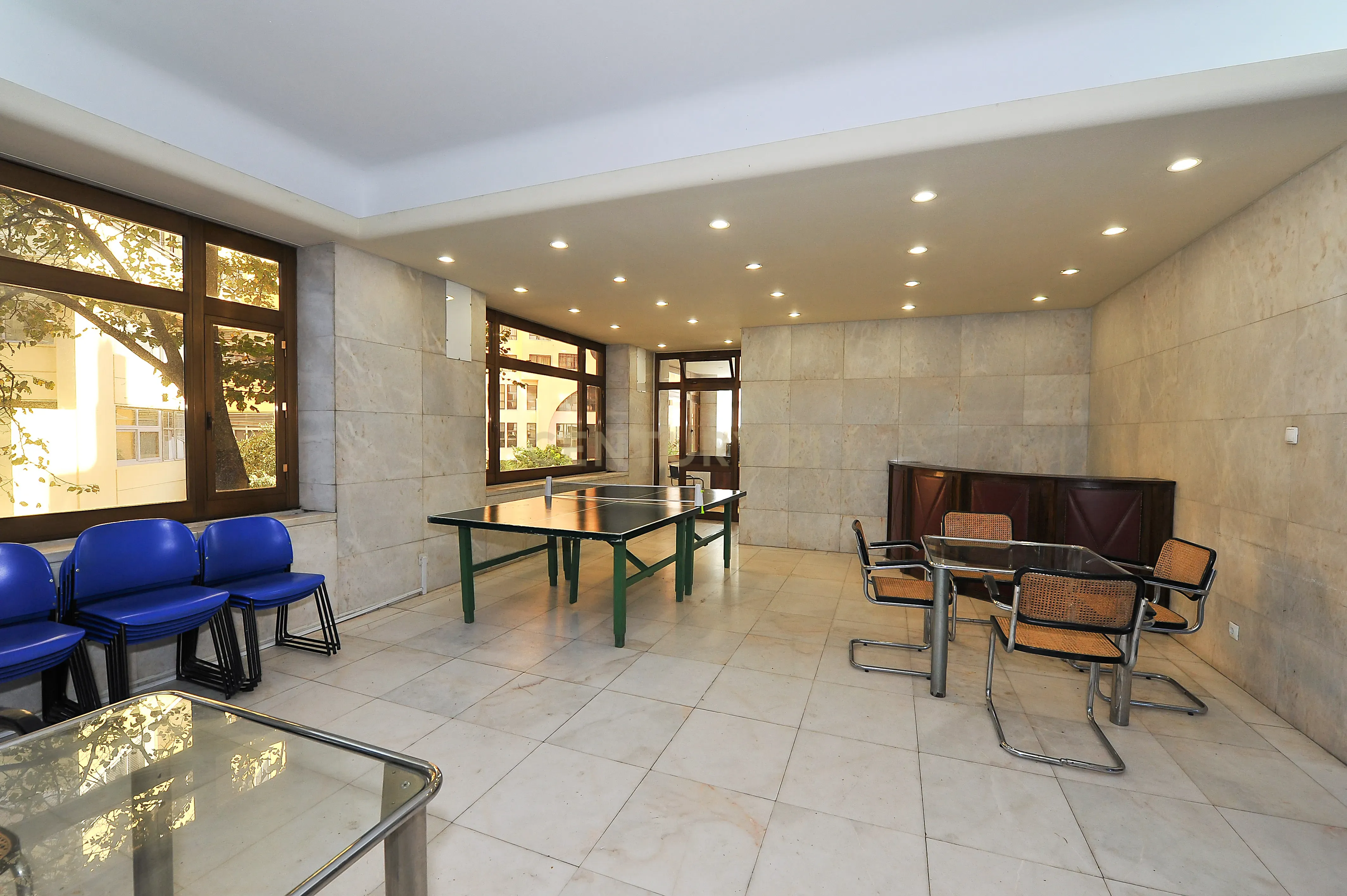 Espaçoso apartamento T4 em Condomínio Fechado, segurança 24h, na zona das Laranjeiras, na Calçada Palma de Baixo, perto das universidades - Image 7
