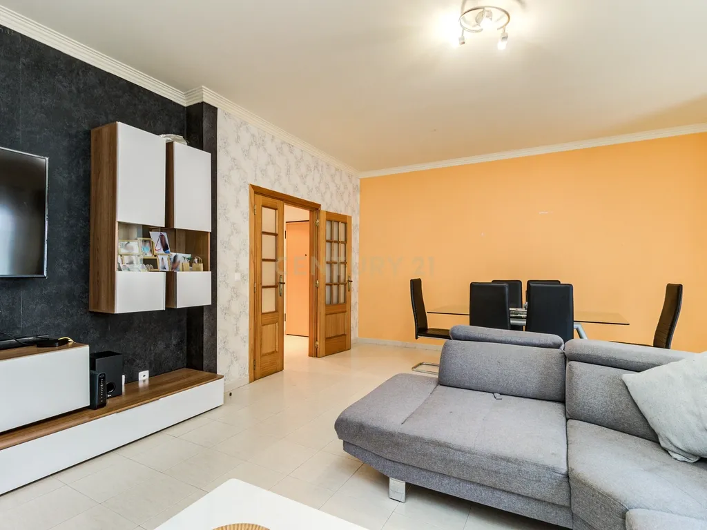 Apartamento T3 com Terraço e Acessibilidade em Amadora - Image 12