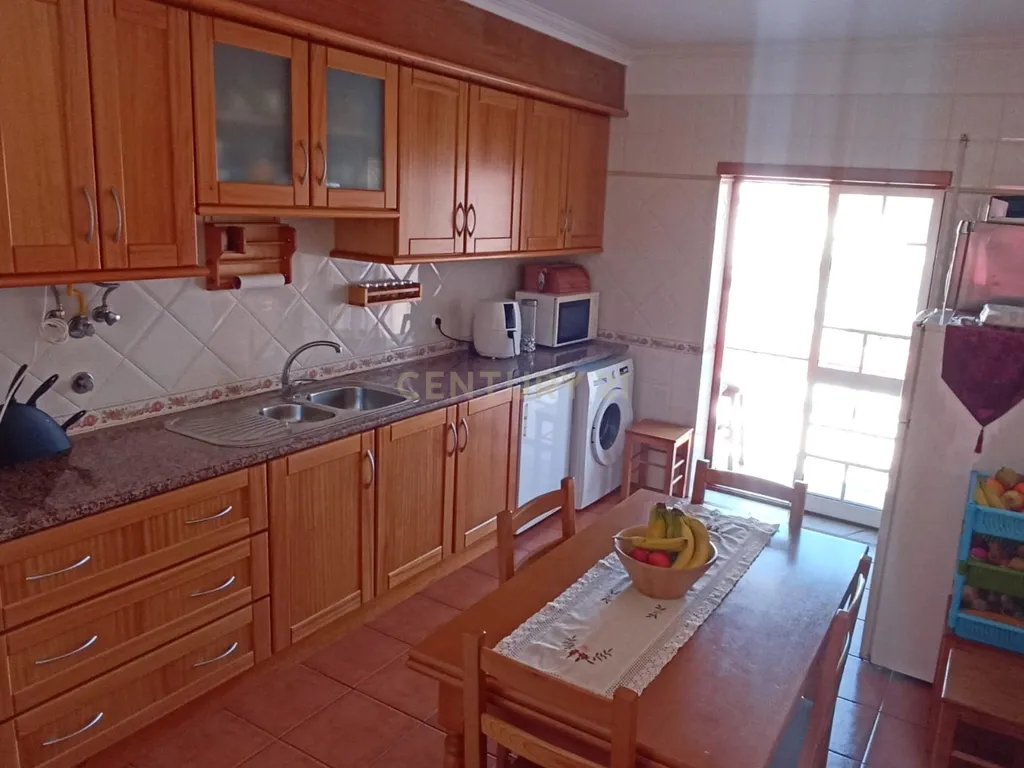 Apartamento T2 com box no centro de Peniche - Image 9