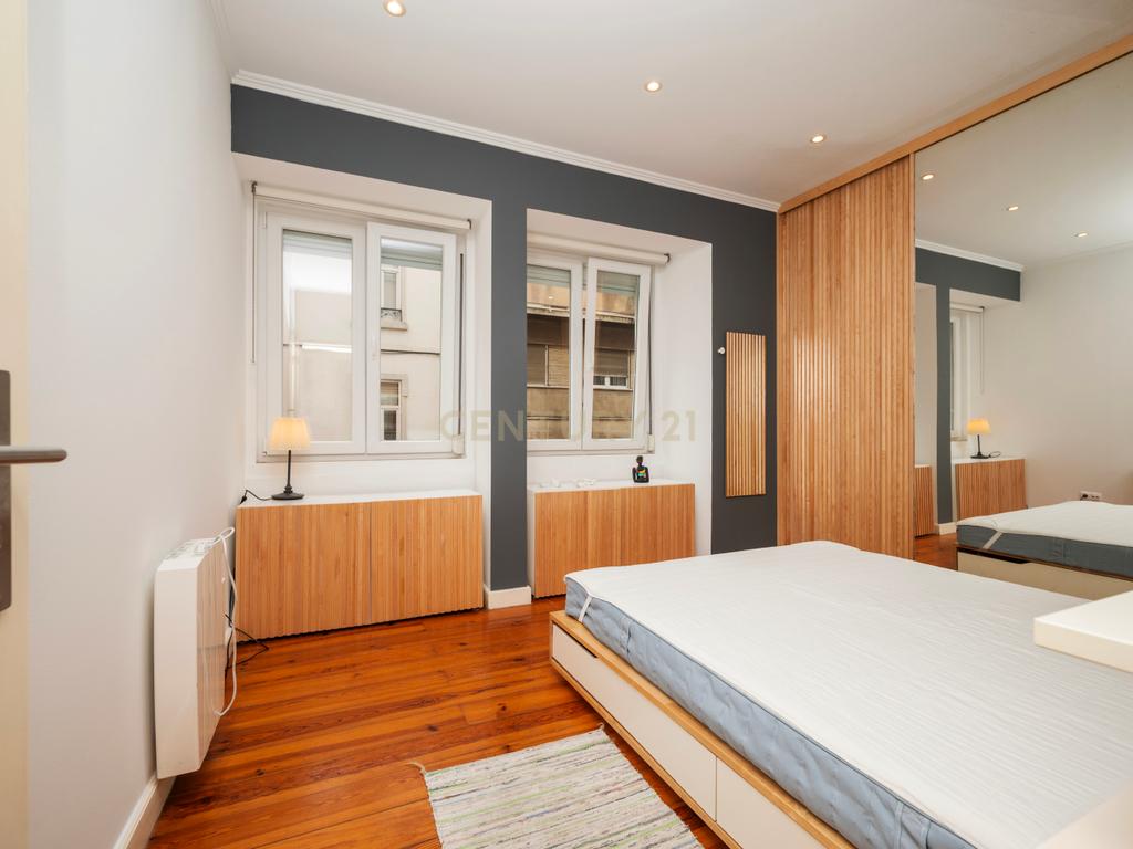 Apartamento T3 com terraço na Graça - Image 7