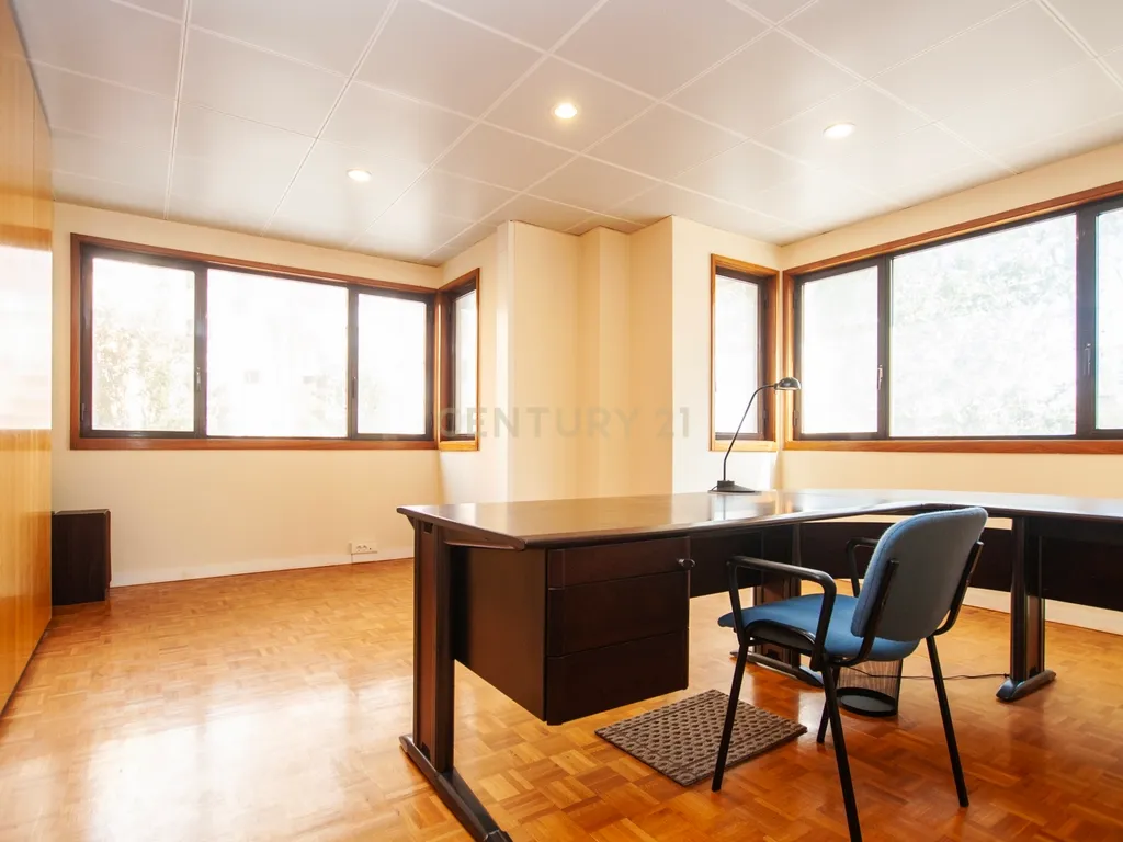 Escritório/Consultório para arrendamento | Excelente Localização | Zona Premium de Telheiras | - Image 9