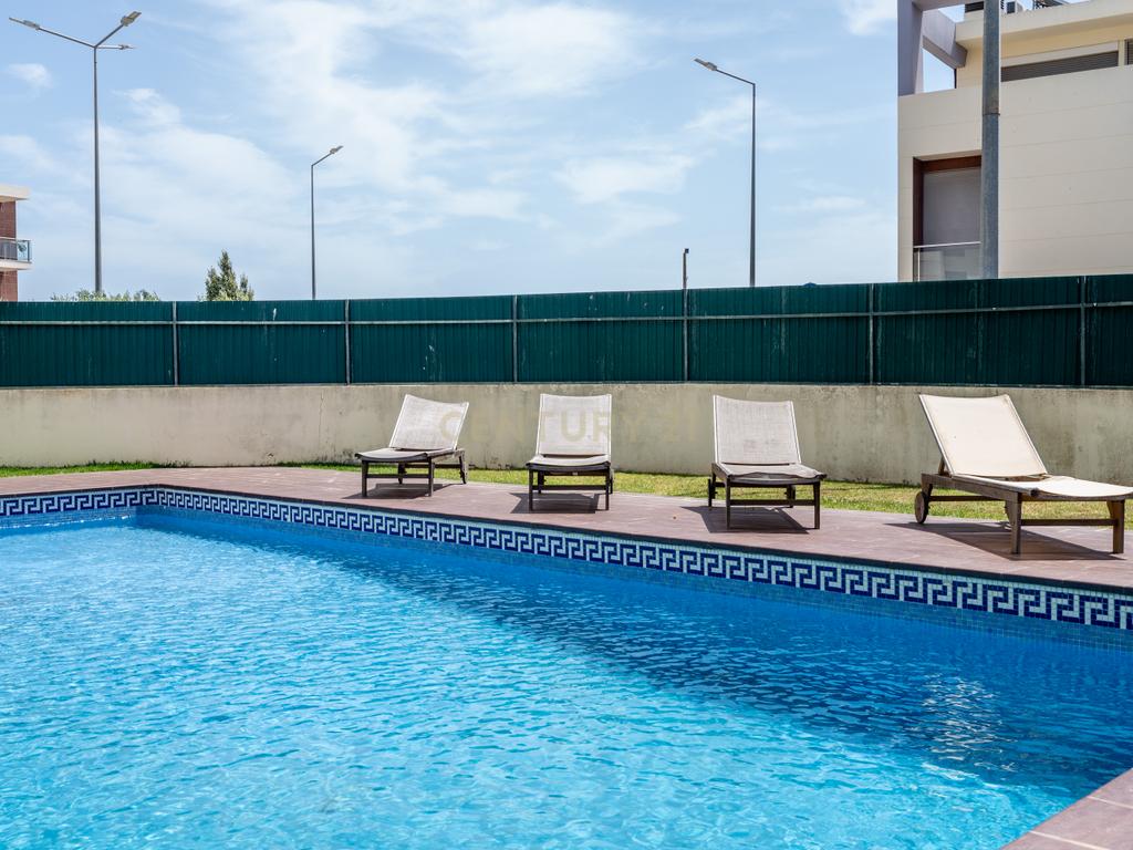 Moradia T2+1 geminada | Piscina - Garagem | Localização: Ferreiras, Centro - Image 15