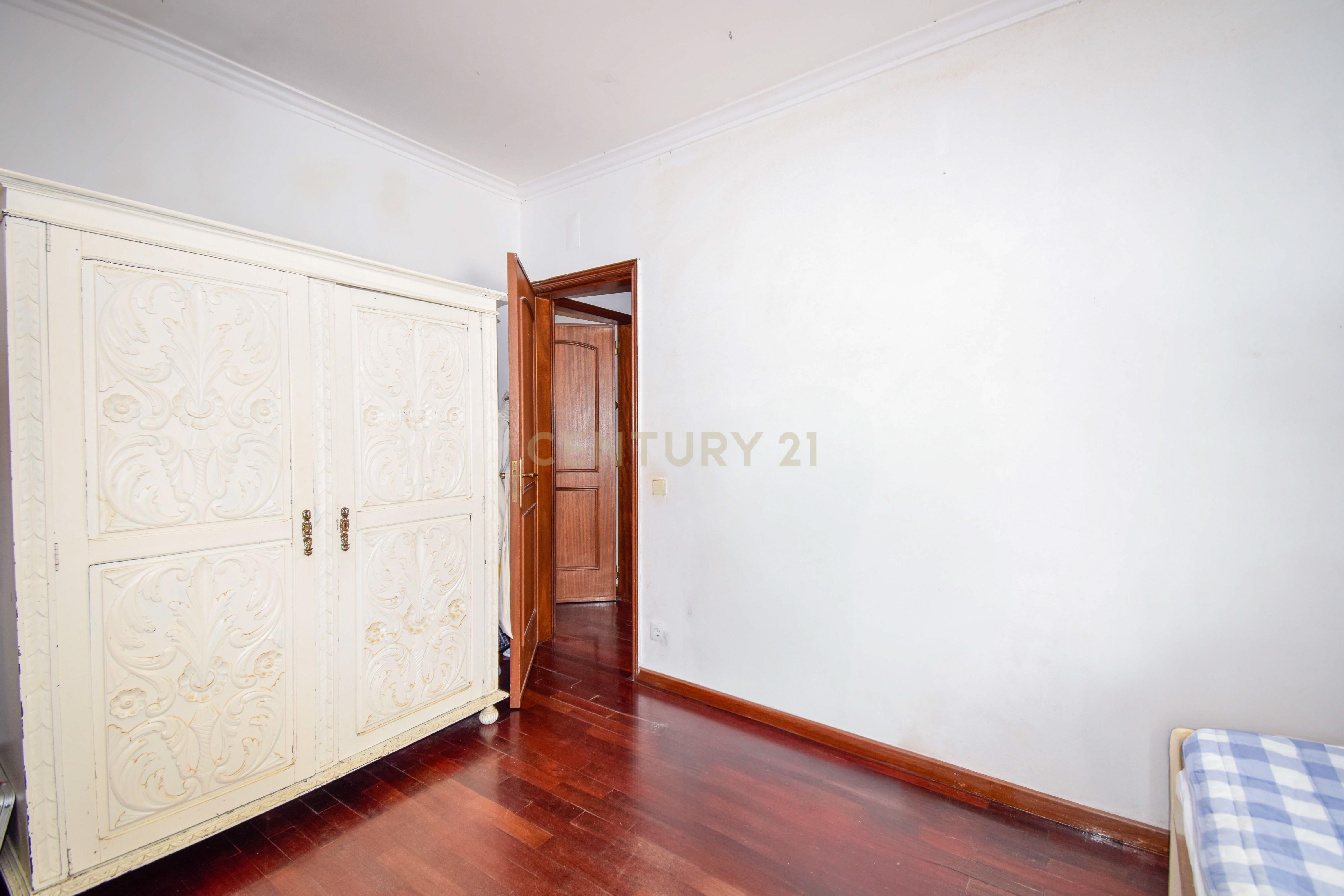 Apartamento T2 + 1 | Jardim e Estacionamento junto à Praia - Image 14